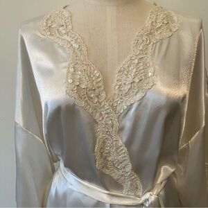 Victoria’s Secret Short Robe Bridal Ivory Lace Sequin Trim O/S Silk Garter